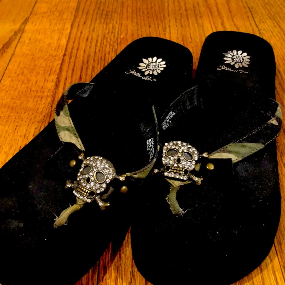 Skull camo flip flops